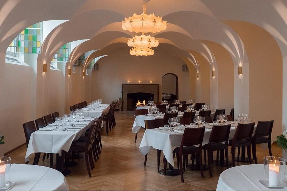 Historisk festsal i kælderetagen med plads til store firmafester.