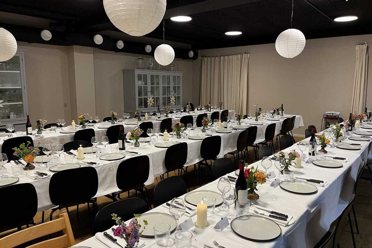 Hyggeligt festlokale med fokus på lækker mad og intim atmosfære til firmajulefrokoster.