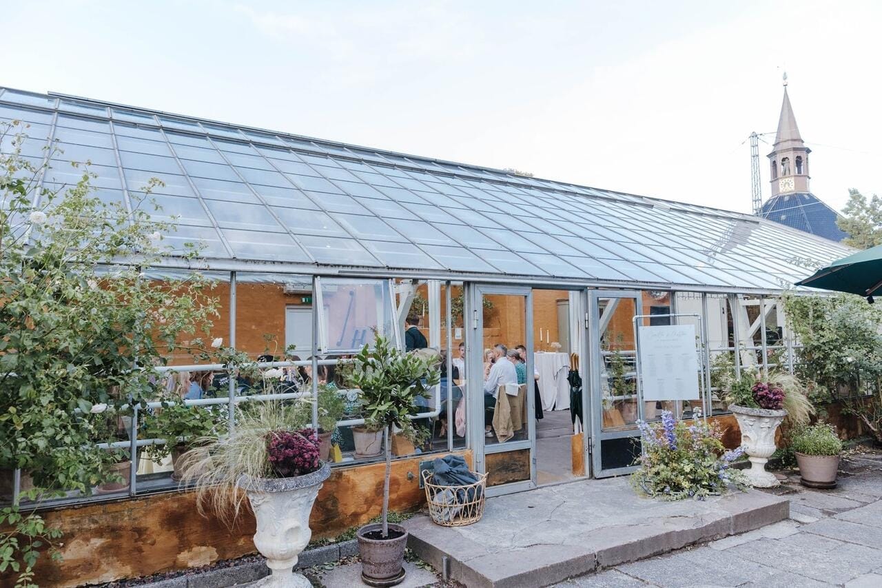 Smukt festlokale i et drivhus med frodige omgivelser og magisk stemning.