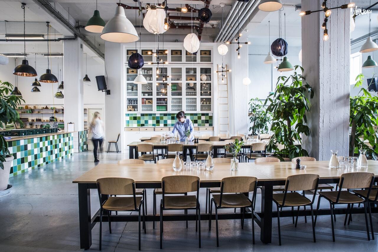 Elegant mødelokale med fokus på madoplevelser og professionelle faciliteter.