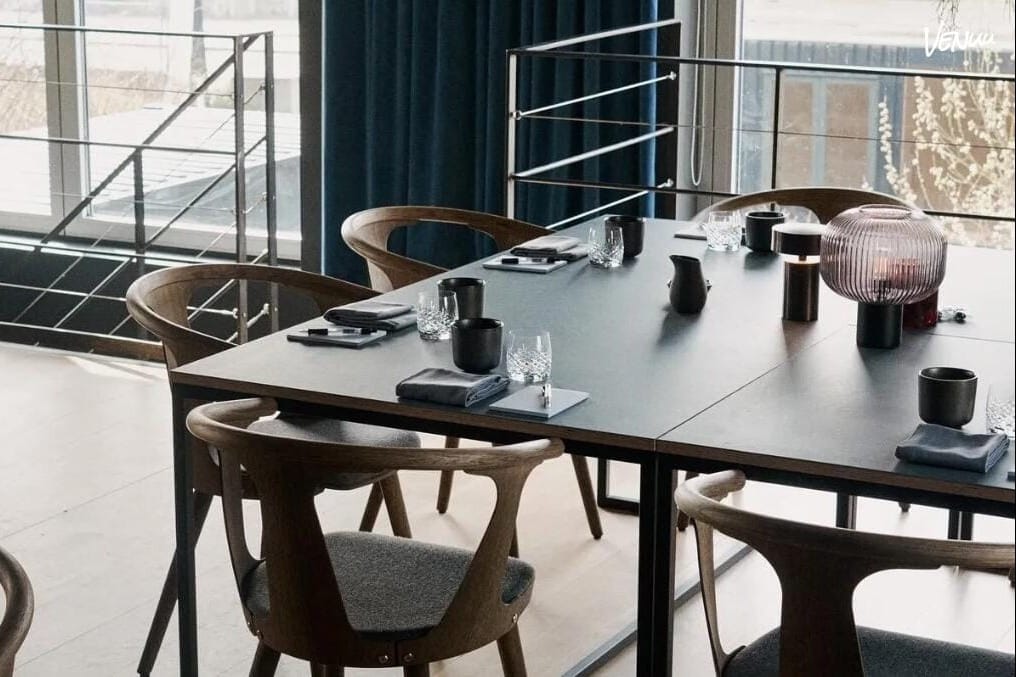 Grøn og afslappet mødelokale fyldt med planter og moderne teknologi.