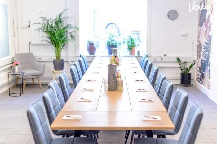 Professionelt mødelokale med central beliggenhed og moderne faciliteter.