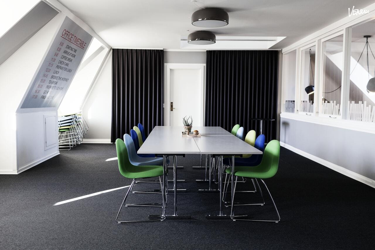 Stilrent og professionelt mødelokale med plads til både små og store idéer.