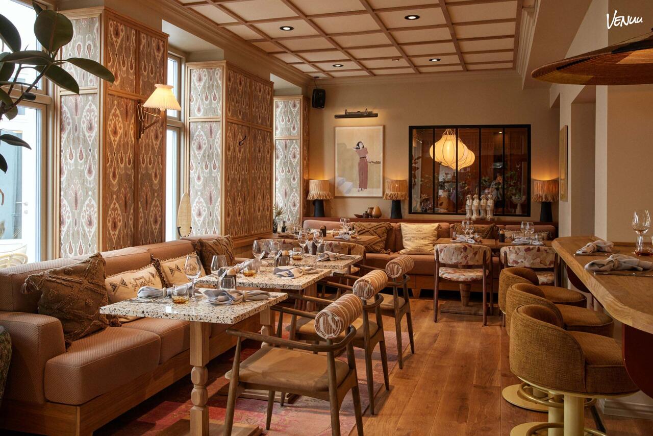 Elegant restaurant med private lokaler og en atmosfære af storbyglamour.