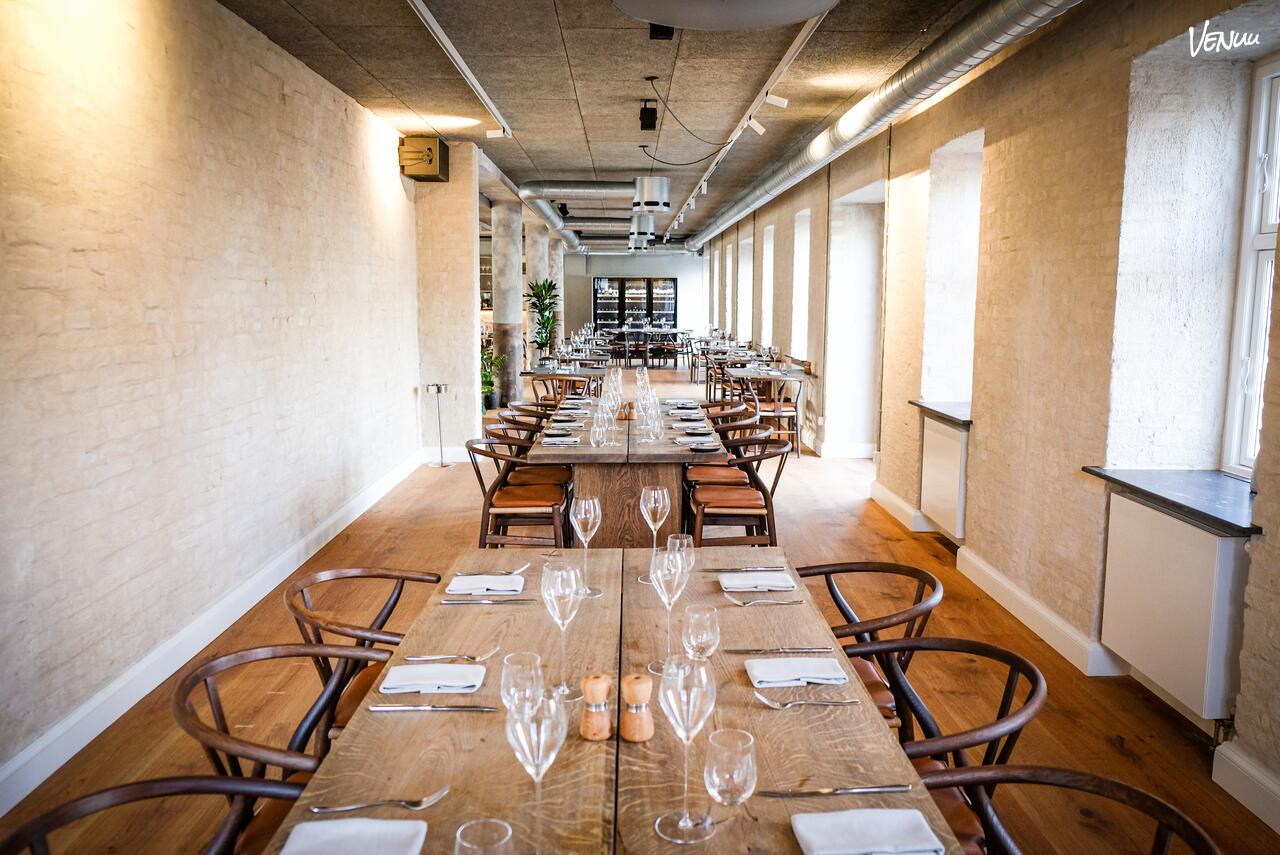 Jordnær restaurant med private lokaler og fokus på sæsonens bedste råvarer.