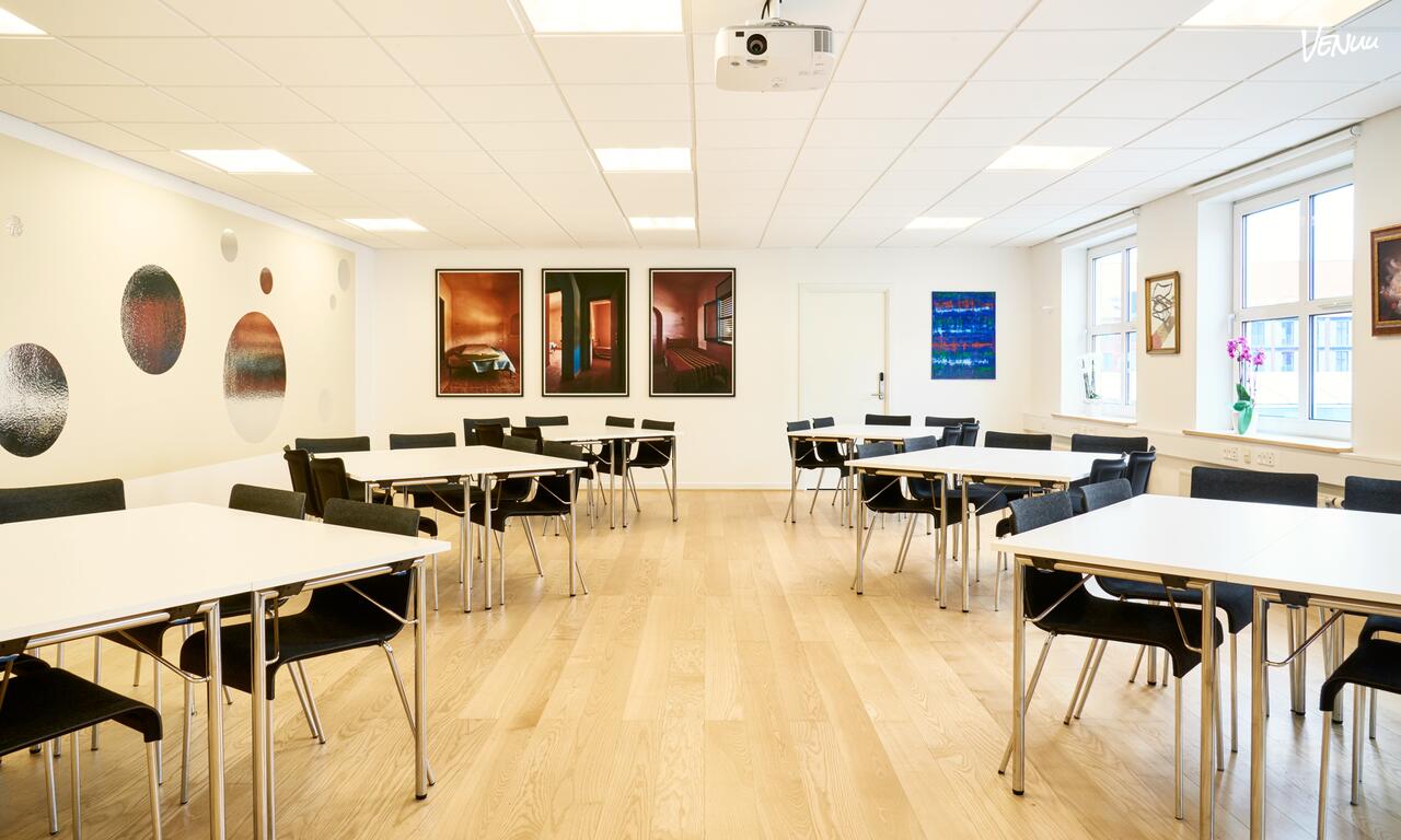 Roligt og inspirerende kursuslokale med moderne faciliteter og god plads.