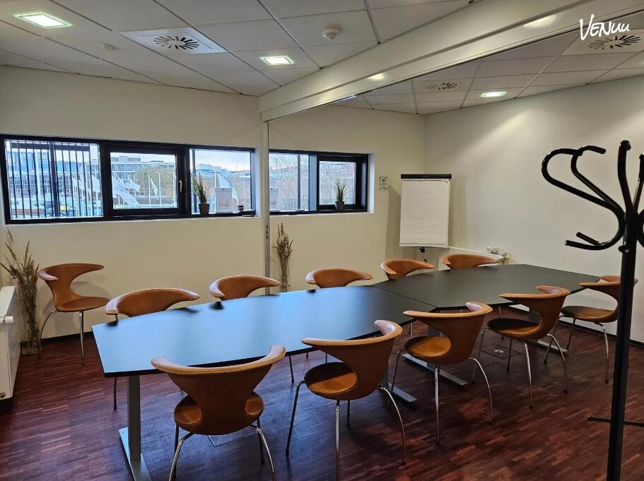 Stort og elegant kursuslokale med avanceret teknologi og masser af plads.