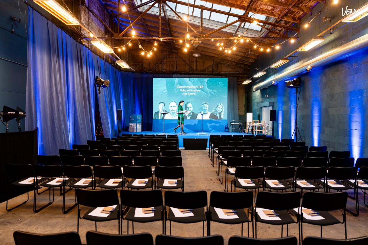 Historisk mødelokale med moderne faciliteter og en hyggelig atmosfære.