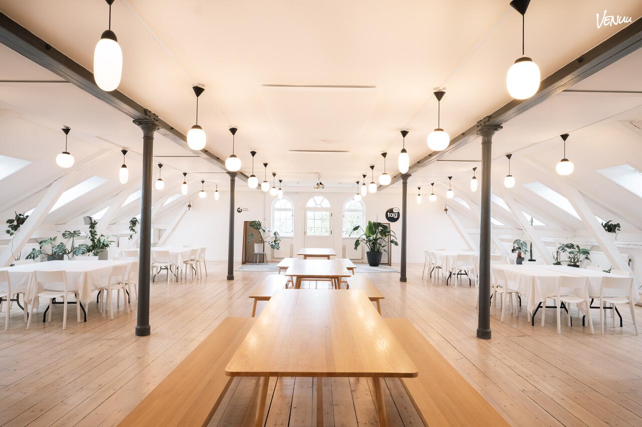 Moderne og kreativt lokale til firmafester med tech og stil.