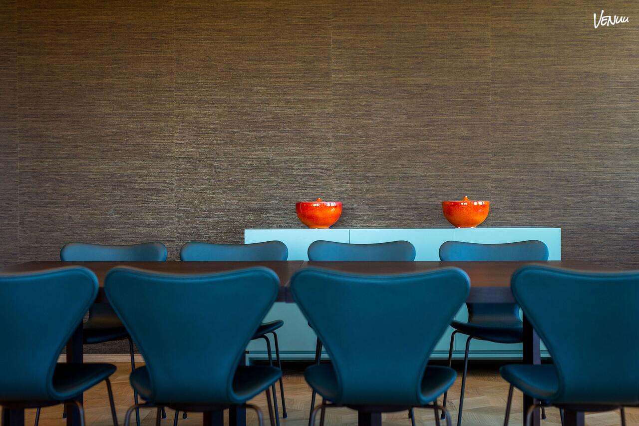 Elegant kursuslokale med moderne teknologi og stilfulde omgivelser.