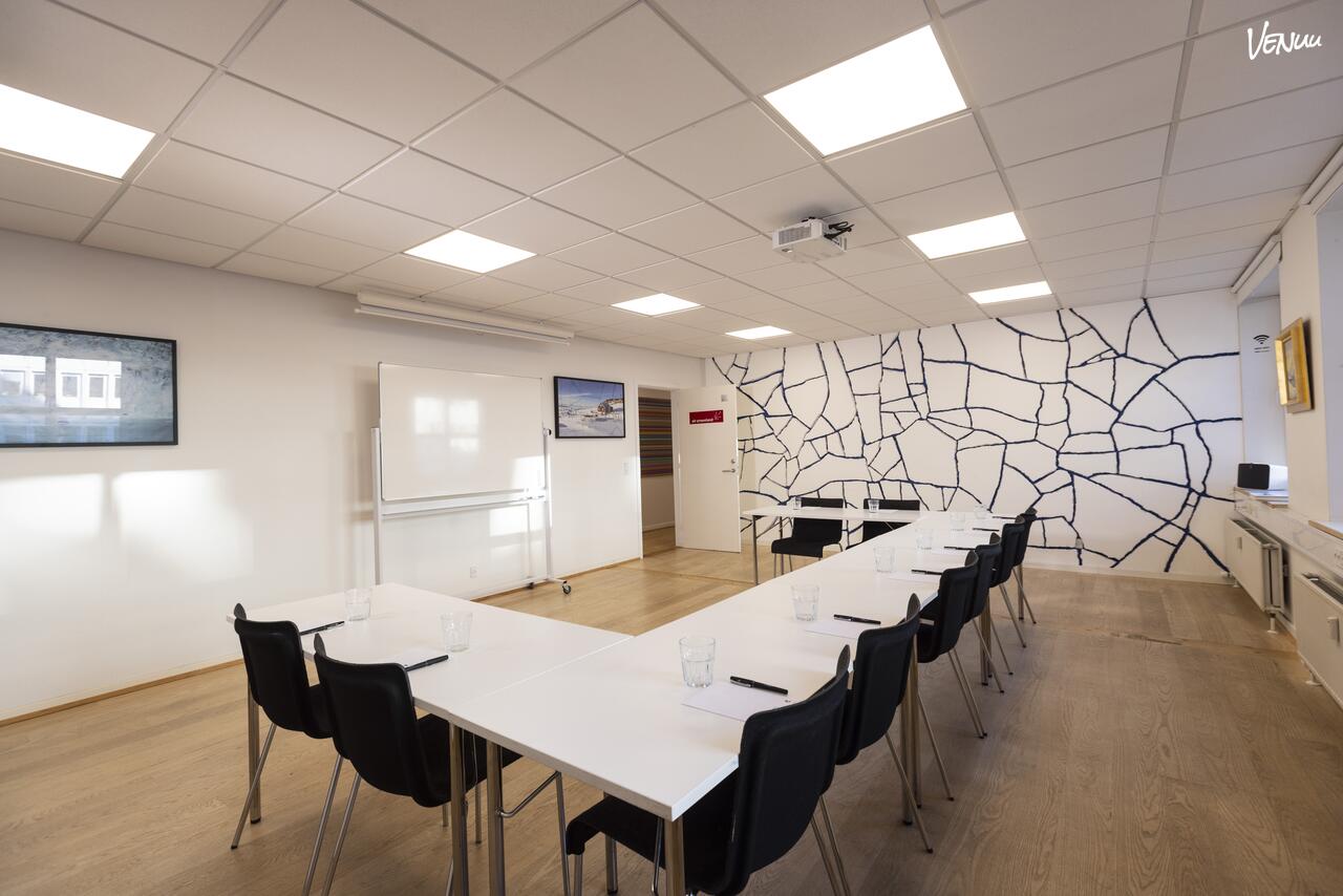 Stilrent mødelokale inspireret af Grønland, med plads til produktive møder og workshops.