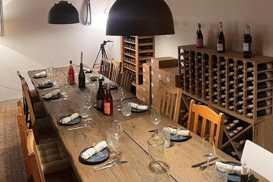 Privat vinkælder til selskaber med fokus på vin og hyggelige omgivelser.