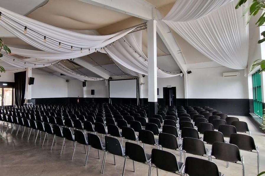 Storslået mødelokale med havudsigt og plads til store arrangementer.