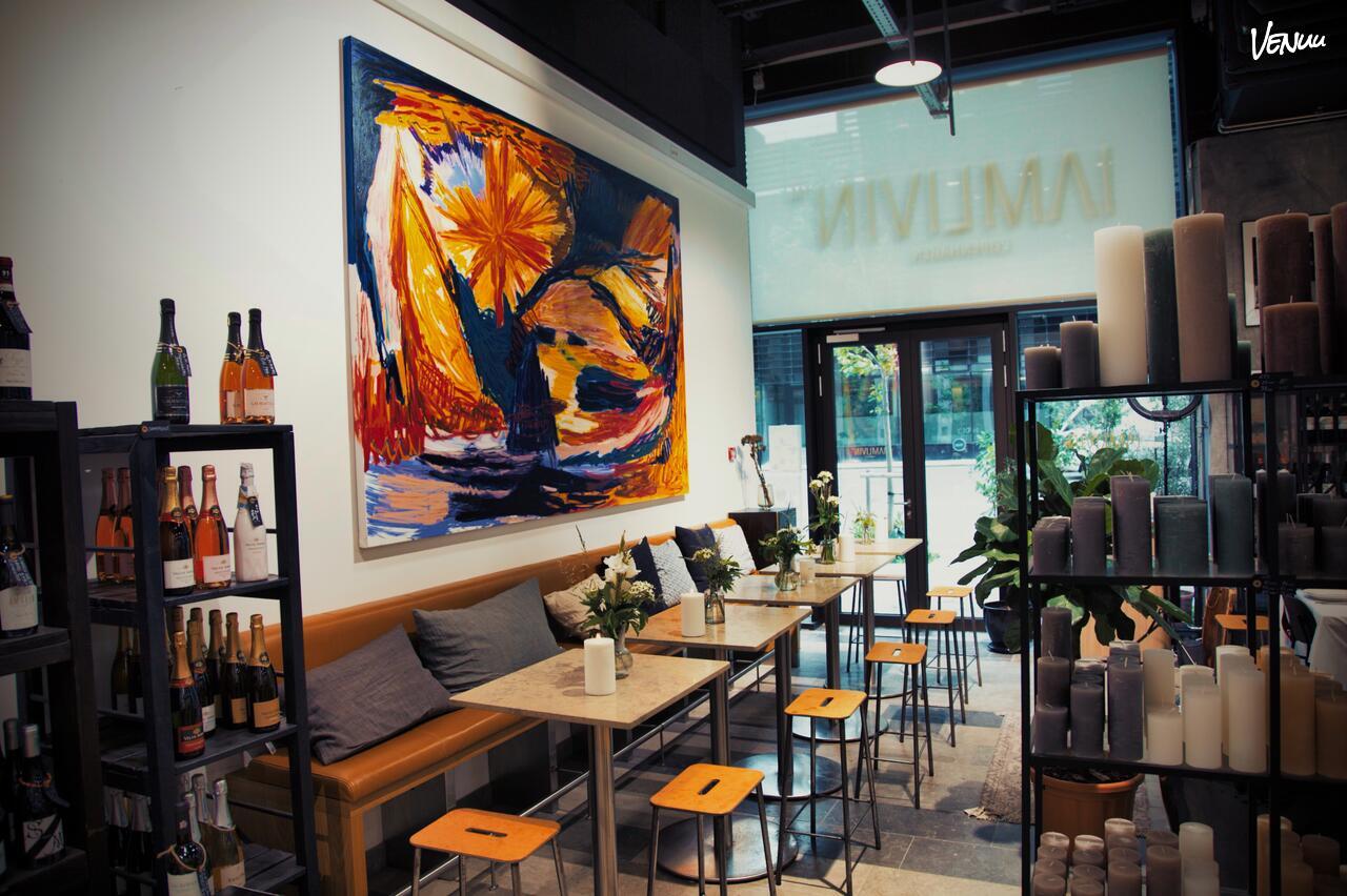 Vin-inspireret privat lokale med fokus på gourmetmad og afslappet stemning.