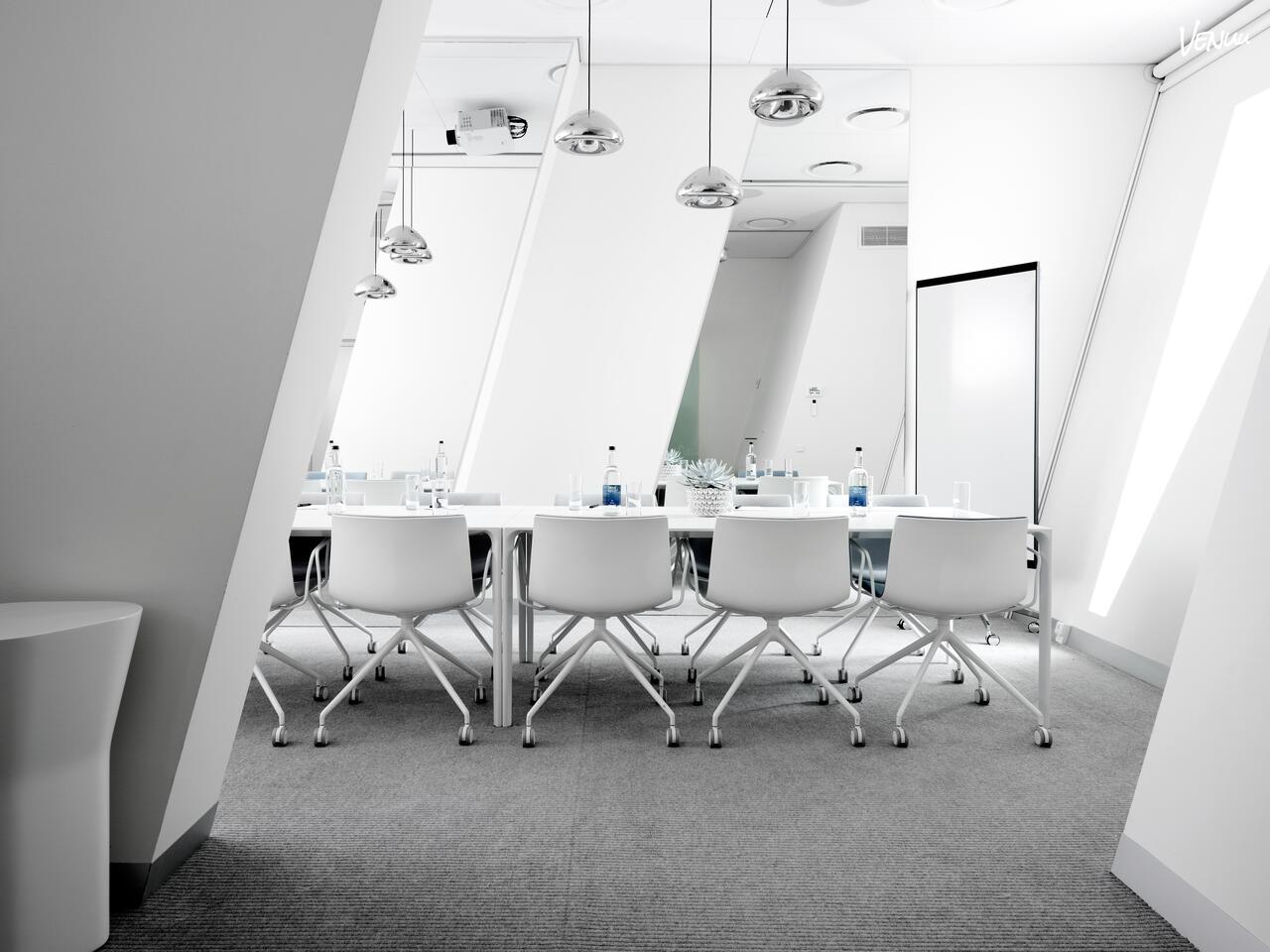 Moderne og imponerende mødelokaler med smuk udsigt og avancerede faciliteter.