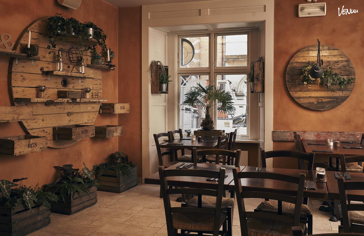 Stort og uformelt festlokale med plads til julefrokoster og lækker buffet.