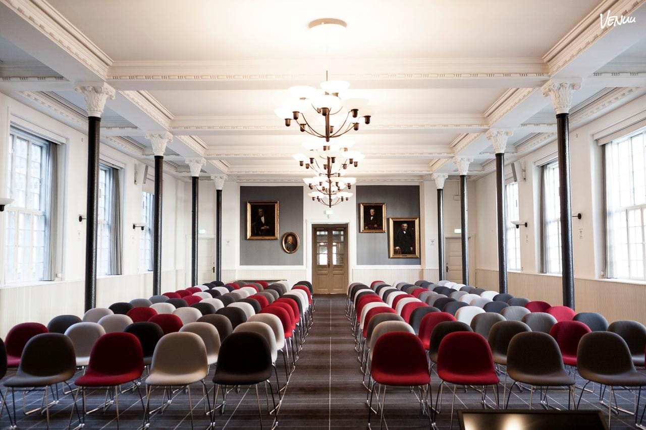 Elegant mødesal med klassiske detaljer og moderne faciliteter til større møder.