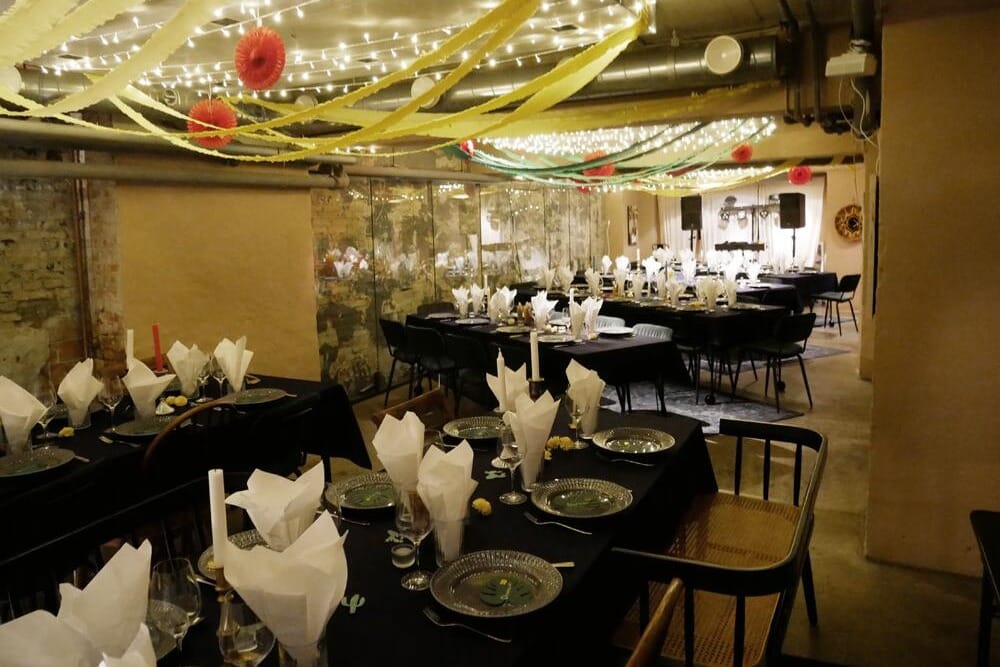 Stilrent og moderne lokale med minimalistisk design og plads til festligheder.