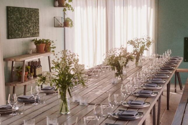 Inspirerende mødelokale med grønne omgivelser og en afslappet atmosfære.