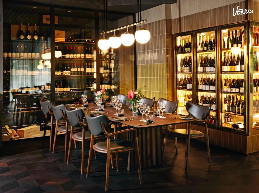 Selskabslokale med fokus på god mad og afslappet atmosfære, perfekt til møder.