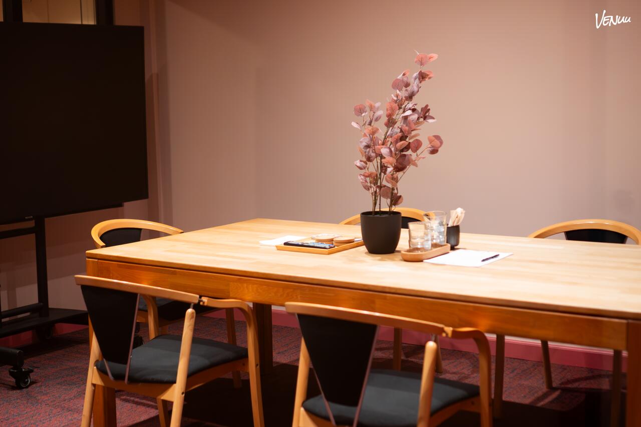 Professionelt mødelokale med elegant indretning og central beliggenhed.