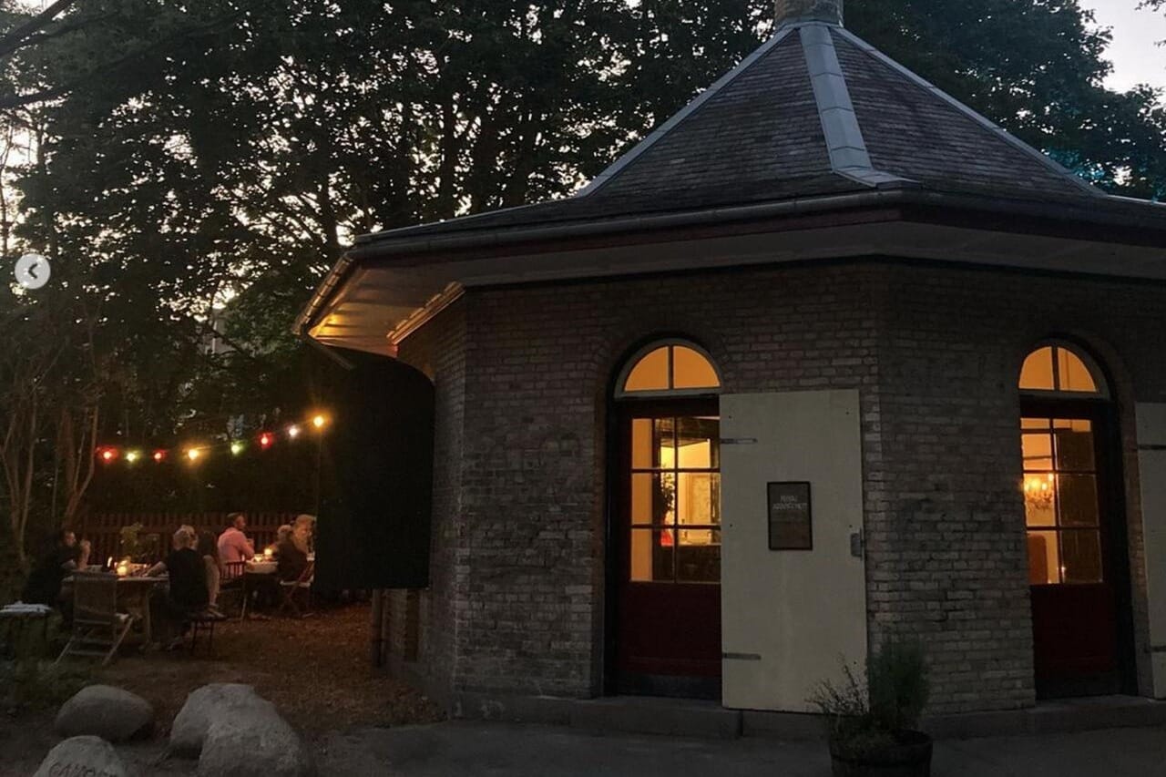 Hyggeligt mødelokale i naturskønne omgivelser med moderne faciliteter.