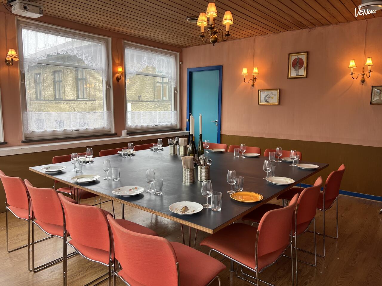 Urban og industrielt kursuslokale med rå detaljer og masser af charme