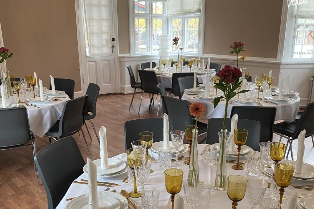 Historisk mødelokale med moderne faciliteter og hyggelige omgivelser.