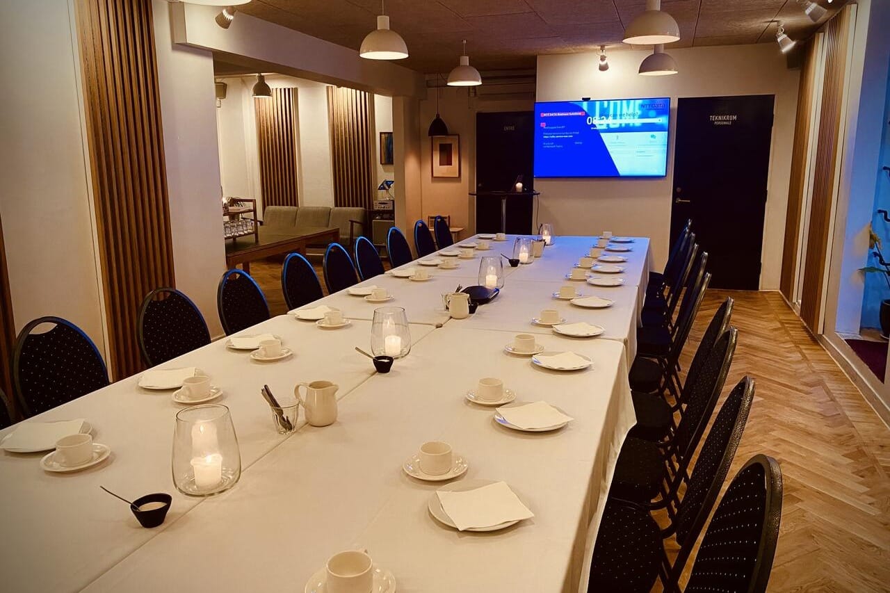 Industrielt mødelokale med rå vægge og kreative rammer, perfekt til møder med kant.