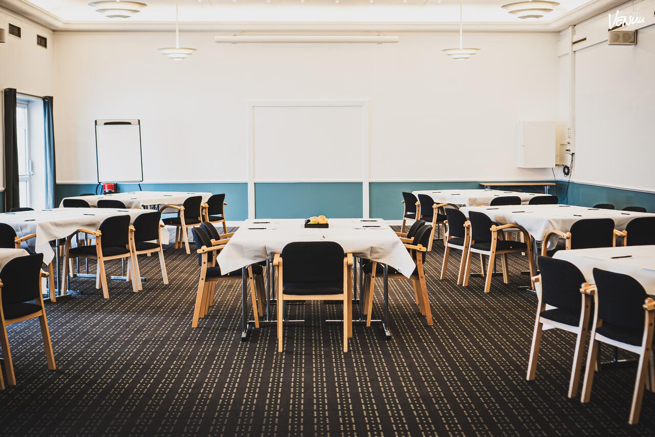 Klassisk og professionelt mødelokale med komfortable omgivelser og moderne teknologi.