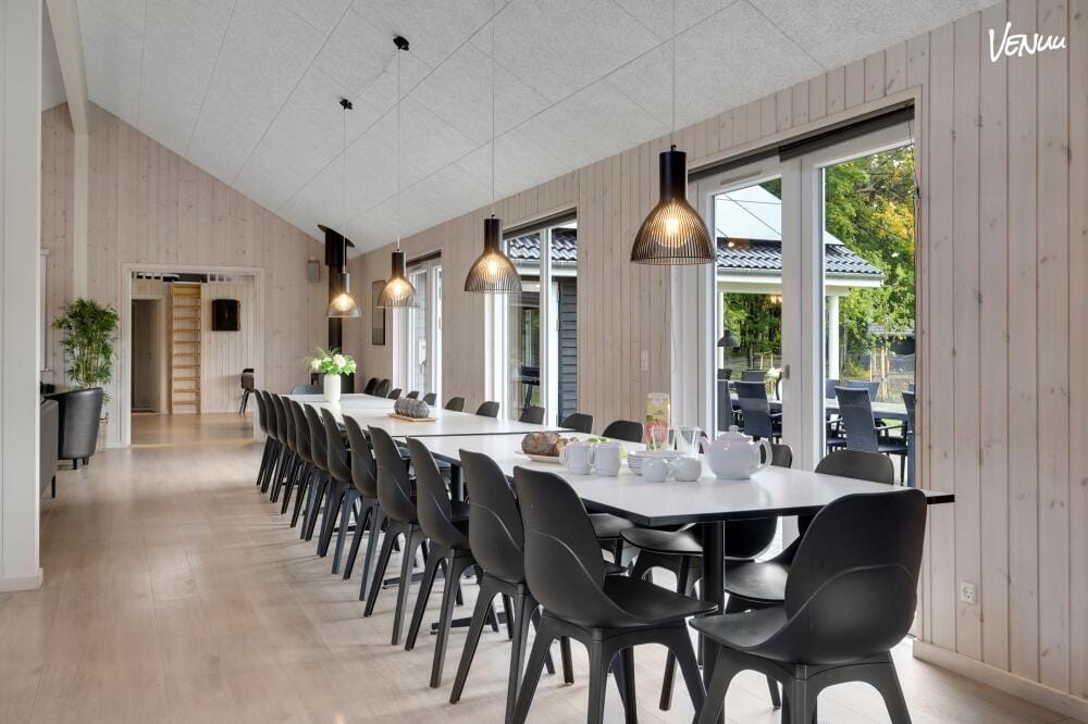 Eksklusivt mødelokale i en villa med hyggelige omgivelser og god plads.