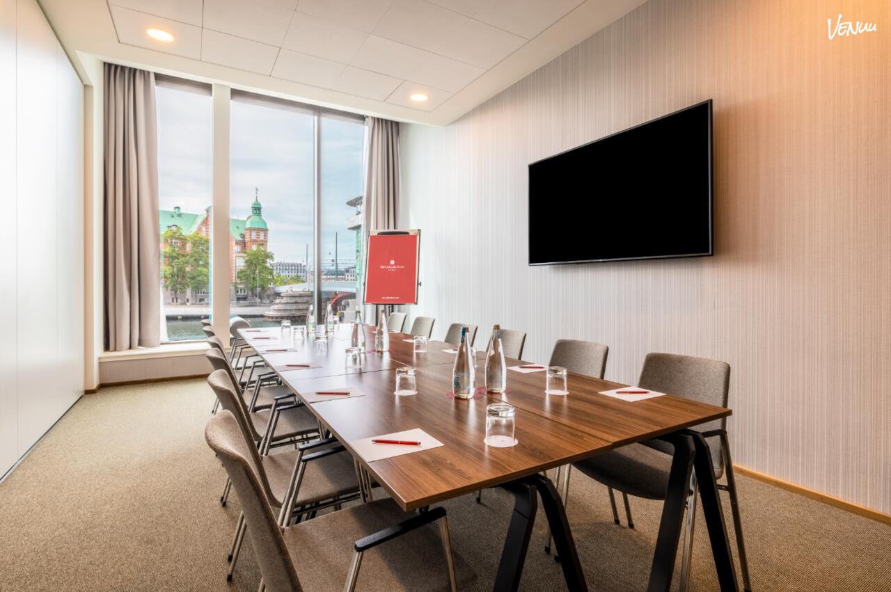 Lyst og elegant kursuslokale med stilfulde omgivelser og moderne udstyr.