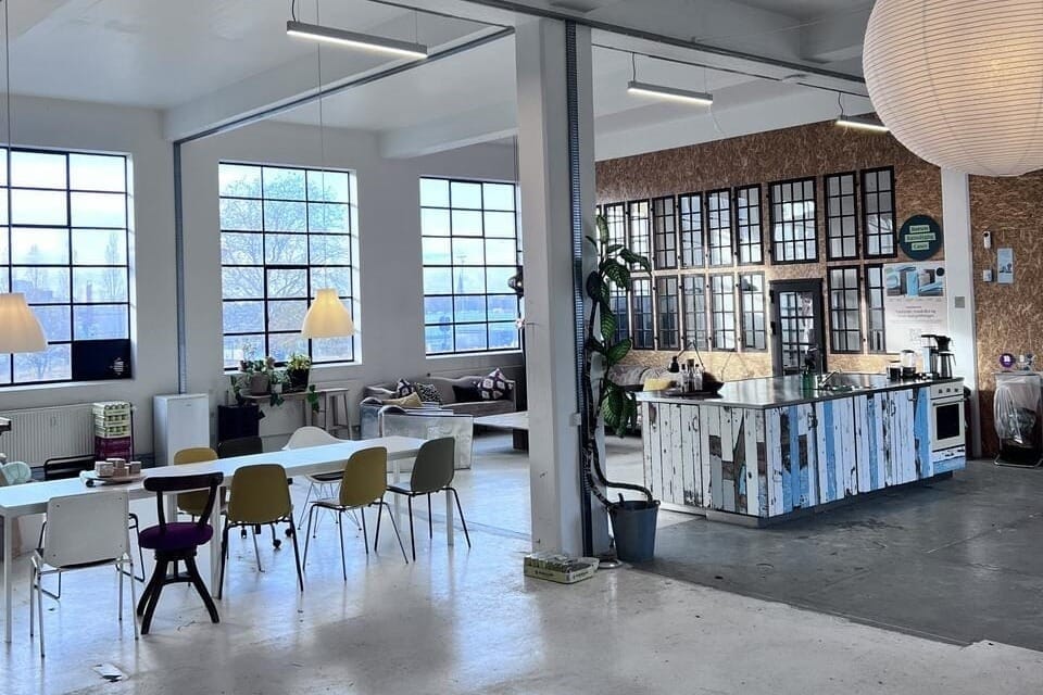 Hyggeligt og kunstnerisk mødelokale i København K, ideelt til kreative workshops.