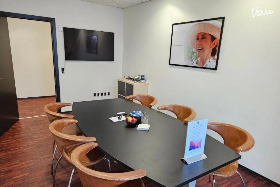 Royale mødelokaler med elegant design og moderne teknologi, perfekt til store møder.