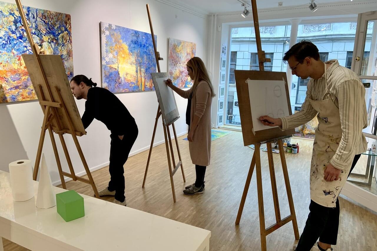 Kunstnerisk mødelokale omgivet af galleriatmosfære og masser af inspiration.