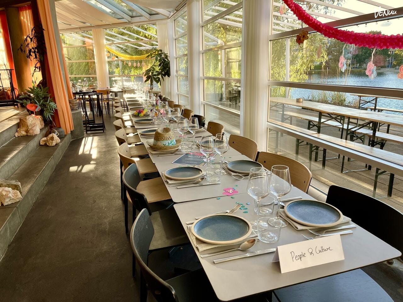 Moderne restaurant med private lokaler og fokus på æstetik og gourmetmad.