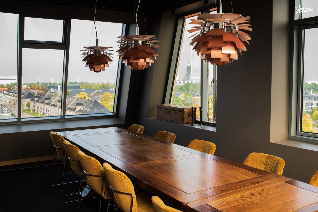 Hyggeligt og professionelt mødelokale med plads til produktive kurser.