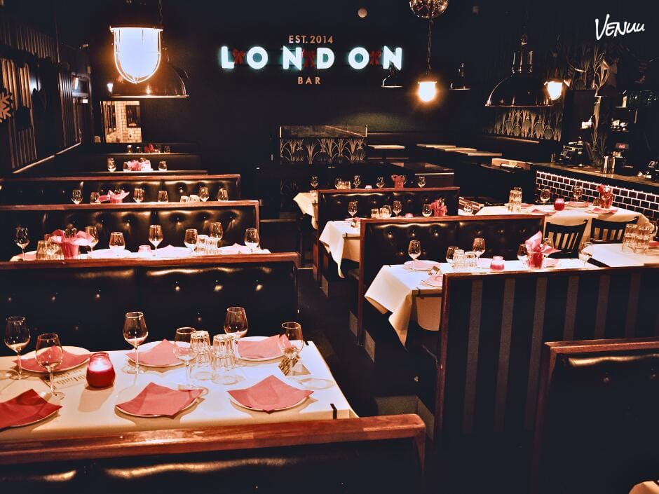 Britisk pub med autentisk stemning, øl i lange baner og plads til julefrokoster.