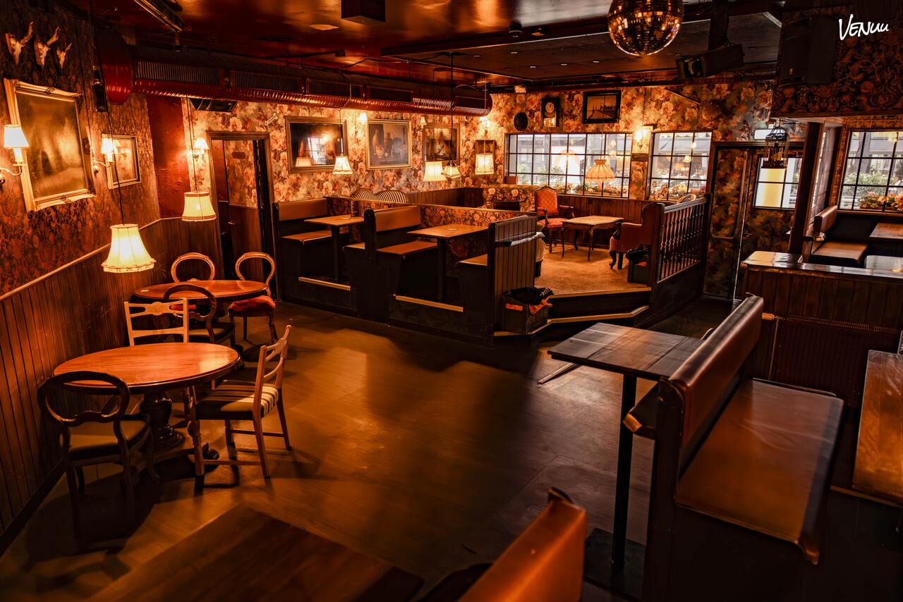 Festlig bar med live-DJs, høj energi og et dansegulv, der aldrig sover.