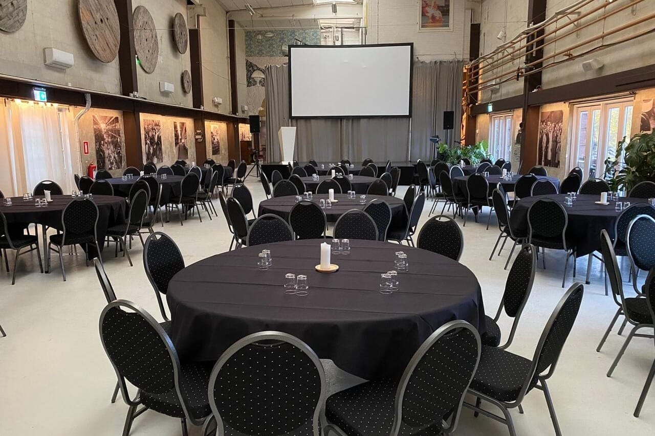 Stort industrielt festlokale ved vandet med plads til store events.