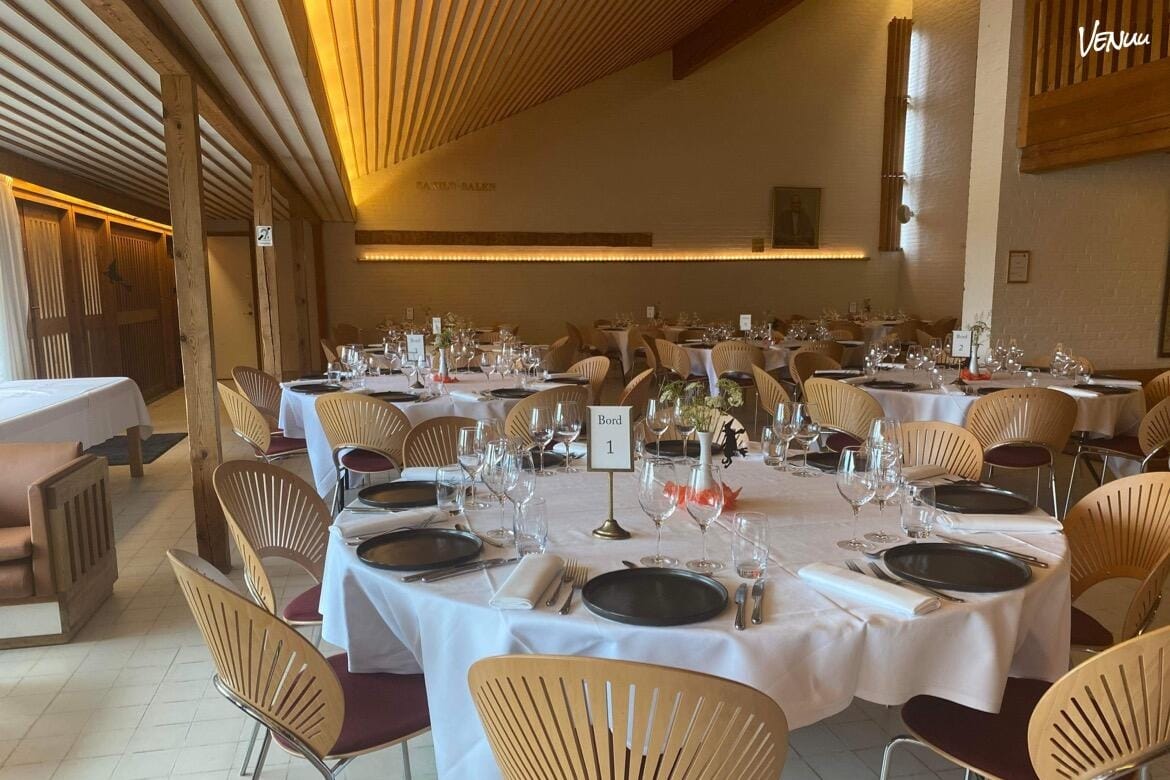 Moderne restaurant i naturskønne omgivelser med mulighed for overnatning.