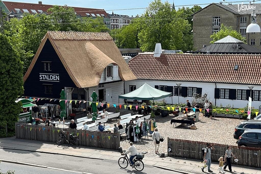 Rustikt festlokale med hyggelig atmosfære og mulighed for egen mad og drikke.