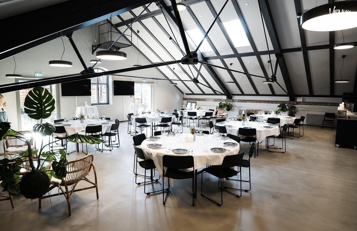 Smukt og rustikt festlokale med højt til loftet og mulighed for egen forplejning.