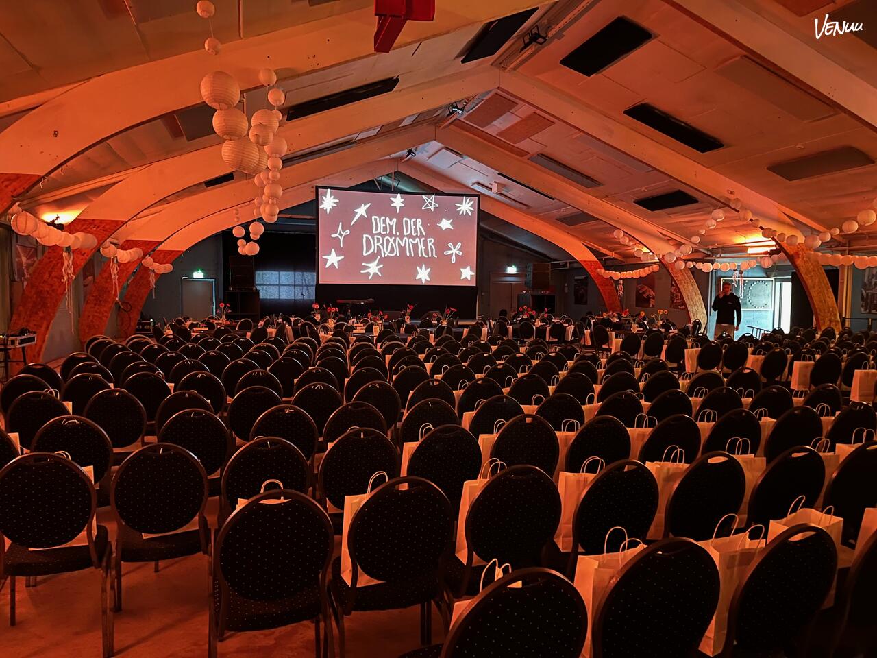 Råt, industrielt konferencelokale med urban stil og stor fleksibilitet.