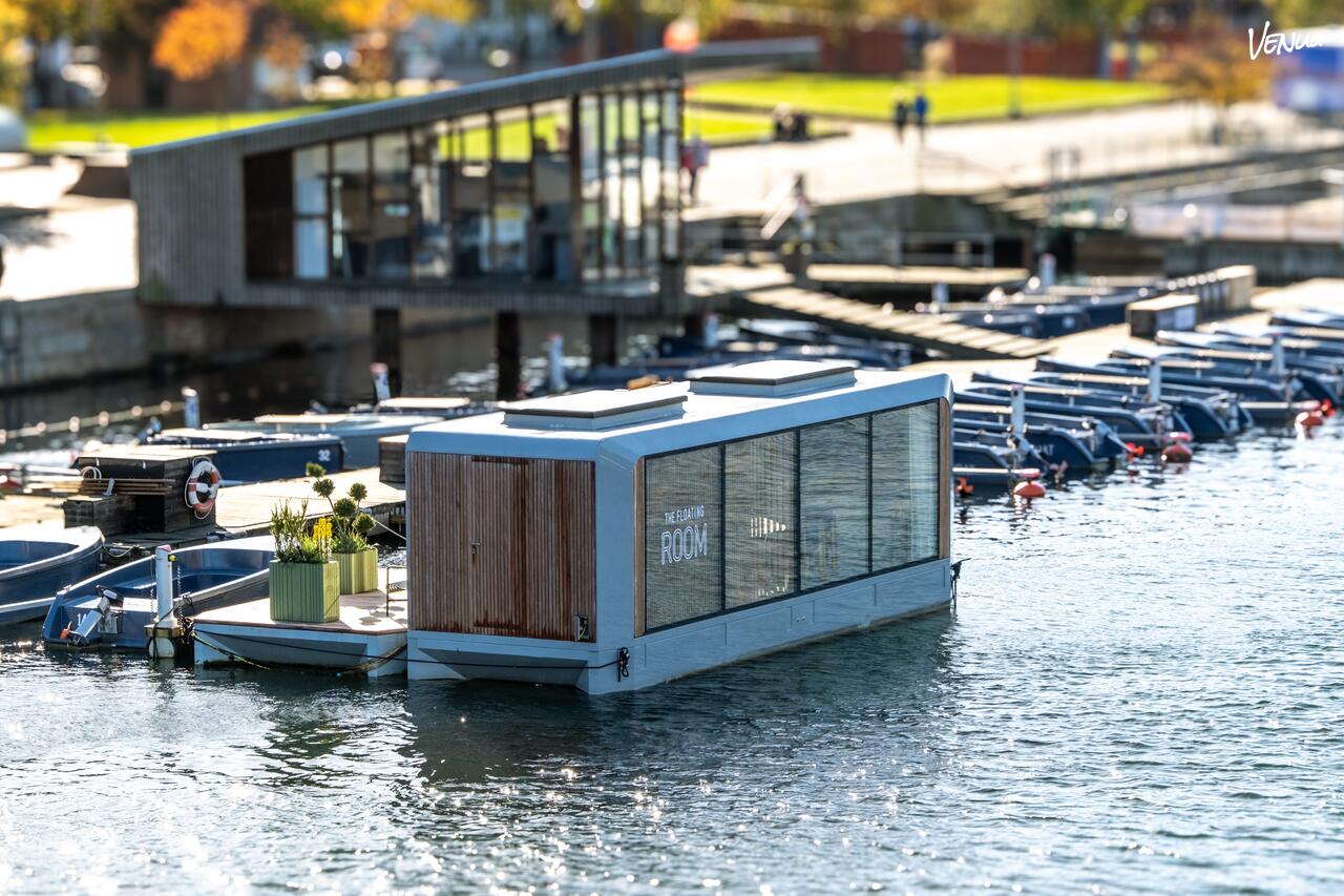 Unikt flydende mødelokale på vandet med rolig atmosfære.