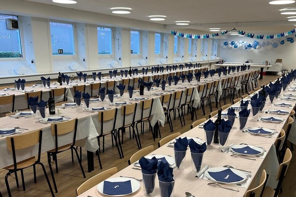 Festlokale med padelbaner og mulighed for overnatning, perfekt til aktive events.