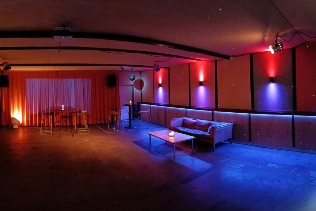 Stilrent, minimalistisk festlokale med fleksible muligheder og urban vibe.