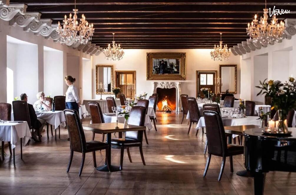 Storslået riddersal på Skrøbelev Gods med kongelig stemning.