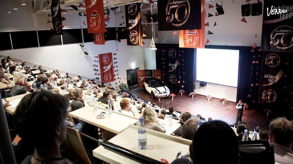 Stort og professionelt konferencelokale med fleksibel opsætning og moderne faciliteter.