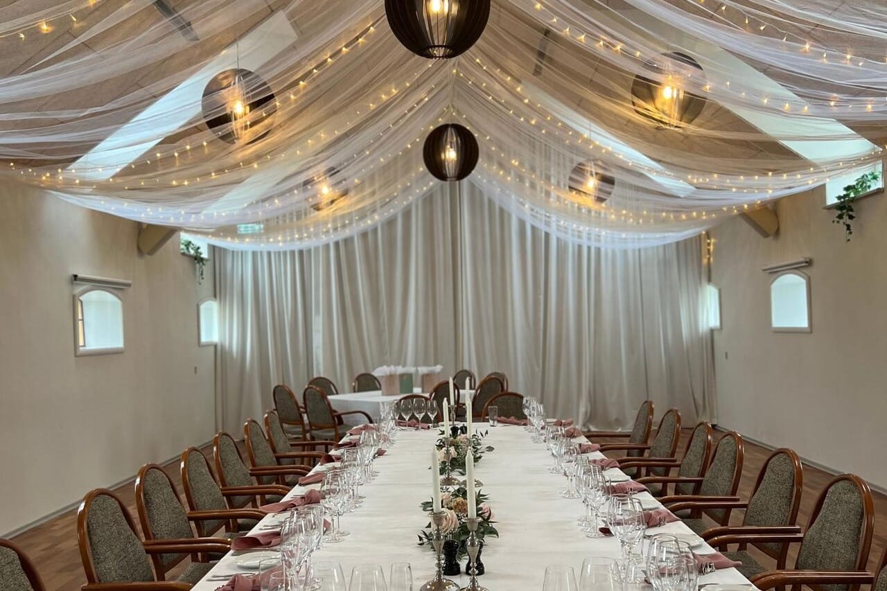 Elegant bryllupssal på Hotel BramslevGaard med smuk udsigt og luksuriøse rammer.